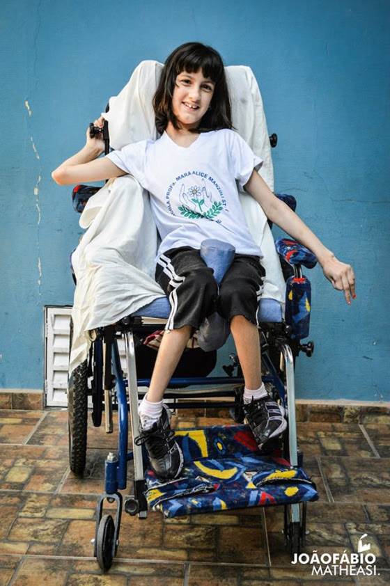 Esta é a foto de Nubia em sua cadeira de rodas.