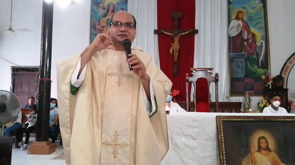 Padre Florentino Hernández, en la Misa de este domingo 1 de noviembre de 2020/ Transmisión Radio Cholula Triunfeña