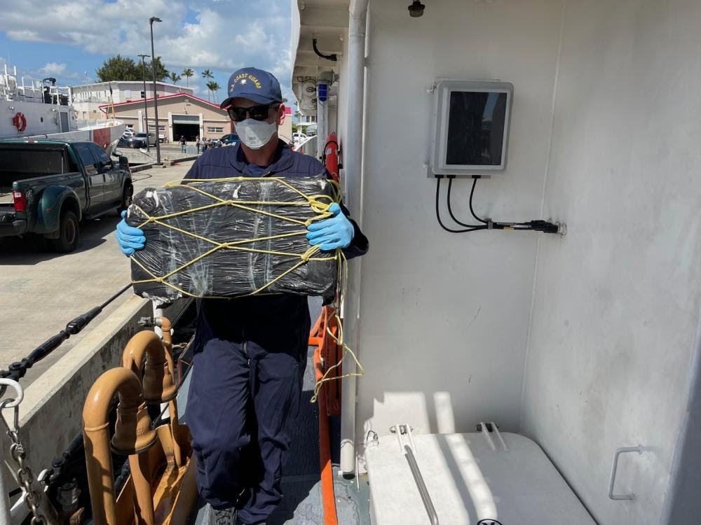 Un miembro de la tripulación del guardacostas Donald Horsley ayuda a descargar aproximadamente 1,000 kilogramos de cocaína incautada, valorada en $20 millones de dólares, en la base de la Guardia Costera de San Juan el 4 de abril de 2022, luego de la interdicción de una embarcación rápida el 30 de marzo de 2022 en el Mar Caribe cerca de Puerto Rico.  Los agentes especiales de la Administración de Control de Drogas recibieron la custodia de dos presuntos contrabandistas y el contrabando incautado.  Esta interdicción es el resultado de los esfuerzos de varias agencias que involucran al Grupo Interagencial de la Frontera del Caribe y la Fuerza de Ataque del Corredor del Caribe.  (Foto de la Guardia Costera de EE. UU.)