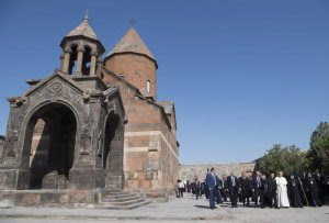 26 juin 2016 : Voyage du pape François en Arménie. Le pape François se rend au monsatère de Khor Virap, situé près de la frontière turque. Le monastère est un lieu sacré de l’Arménie car il fût la prison de saint Grégoire l’Illuminateur, père spirituel de l’Arménie. Région d'Ararat, Arménie. DIFFUSION PRESSE UNIQUEMENT. EDITORIAL USE ONLY. NOT FOR SALE FOR MARKETING OR ADVERTISING CAMPAIGNS. June 26, 2016: Pope Francis at the Khor Virap's monastery, Armenia.