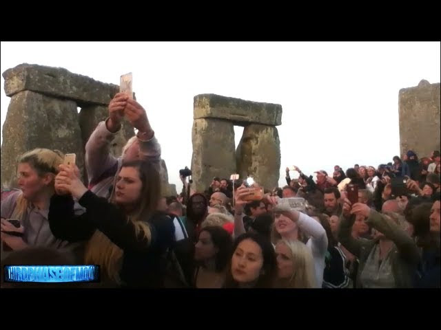 UFO News ~ What Just Happened At Stonehenge? Alien Craft? Star Gate Portal? plus MORE Sddefault