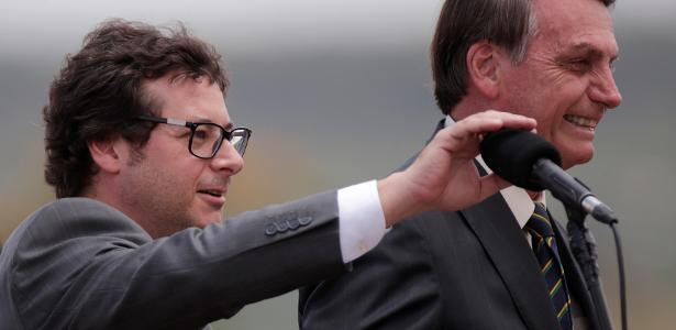 Chefe da Secom, Fabio Wajngarten, arruma microfone ao lado do presidente Jair Bolsonaro no Palácio da Alvorada Chefe da Secom, Fabio Wajngarten, arruma microfone ao lado do presidente Jair Bolsonaro no Palácio da Alvorada