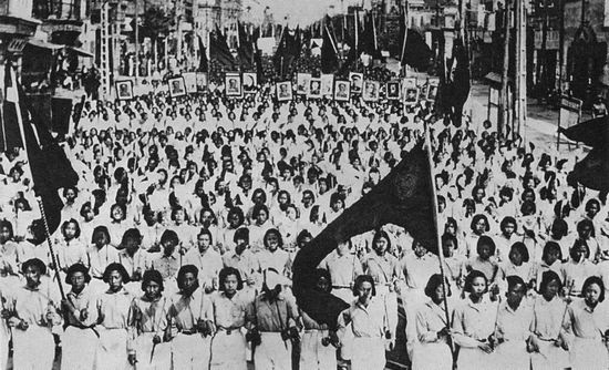 Chế độ lợi dụng lòng nhiệt tình của giới trẻ: như vào ngày 1 tháng 19 năm 1950, kỷ niệm ngày lập nước, sinh viên đã diễu hành trên đường phố Bắc Kinh. Ảnh: GEO EPOCHE Chế độ lợi dụng lòng nhiệt tình của giới trẻ: như vào ngày 1 tháng 19 năm 1950, kỷ niệm ngày lập nước, sinh viên đã diễu hành trên đường phố Bắc Kinh. Ảnh: GEO EPOCHE