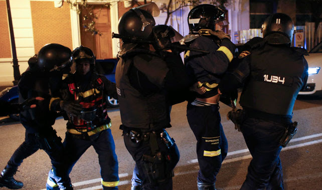 Agentes de la UIP detienen a un bombero durante los enfrentamientos tras la concetración por Gamonal en Madrid.