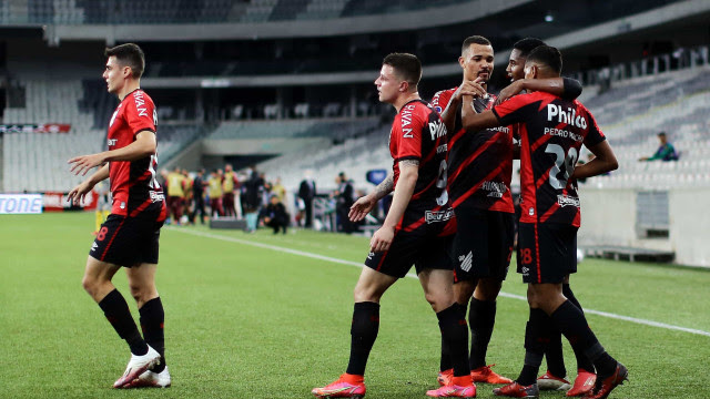 Embalado com Felipão, Athletico-PR busca vaga nas quartas da Libertadores