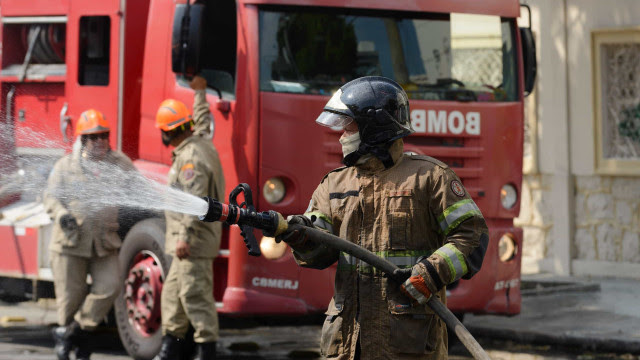 Bombeiros são chamados para combater incêndio em casa de repouso e encontram 6 corpos
