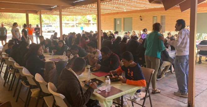 Comedor del albergue lleno de migrantes que llegan a Arizona. / Iglesia Cristiana El Buen Pastor