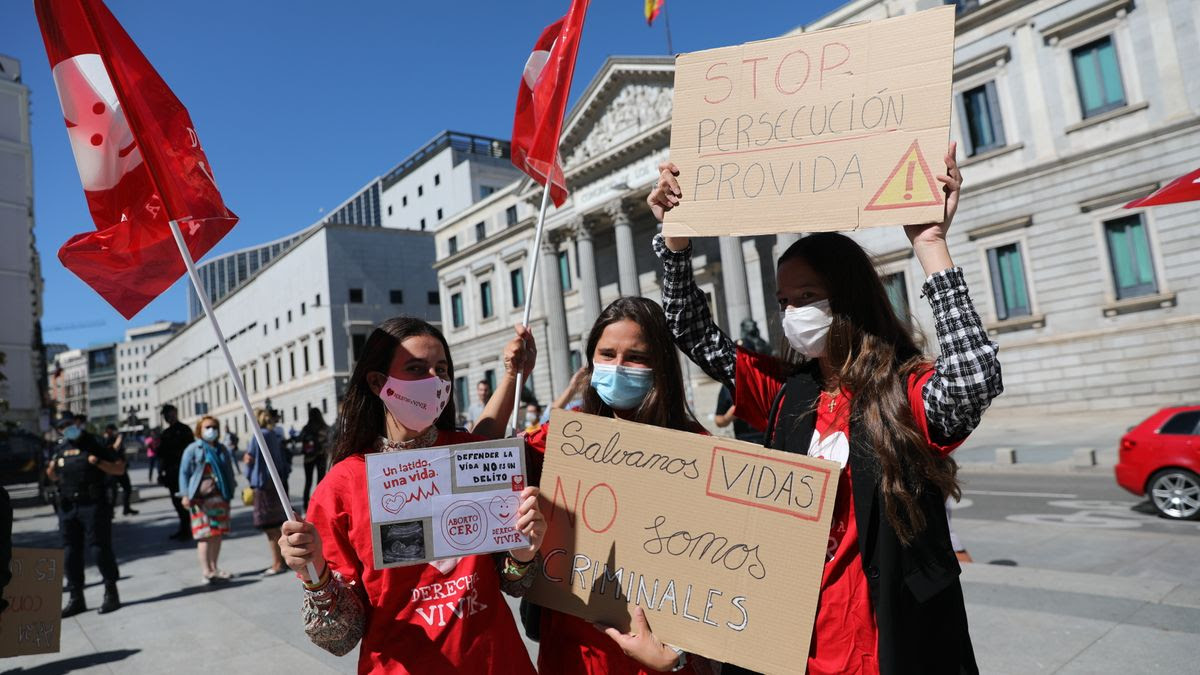 PP y Vox buscan tumbar la reforma que penaliza el acoso a las mujeres que van a abortar