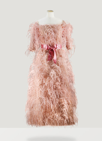Balenciaga - 1965.
Evening dress in point d’esprit tulle by Brivet, entirely covered with appliqué pink feathers by Albert Balenciaga