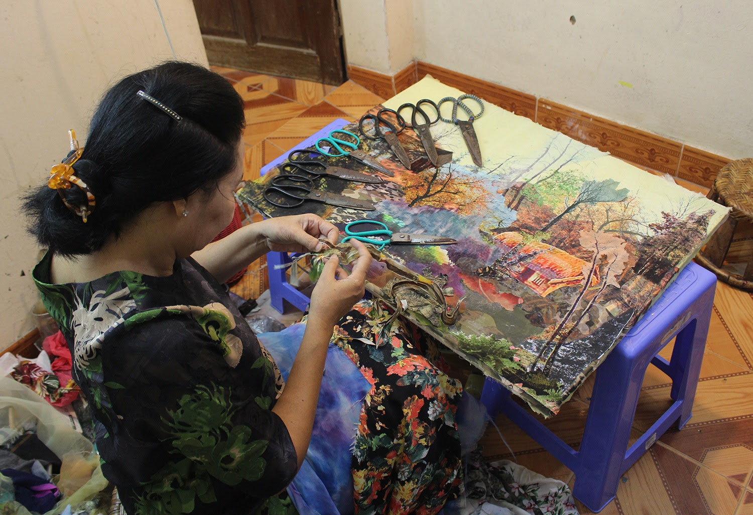 Lạ lùng cách nữ họa sỹ Hà Nội biến vải vụn thành
                tác phẩm nghìn đô - 3