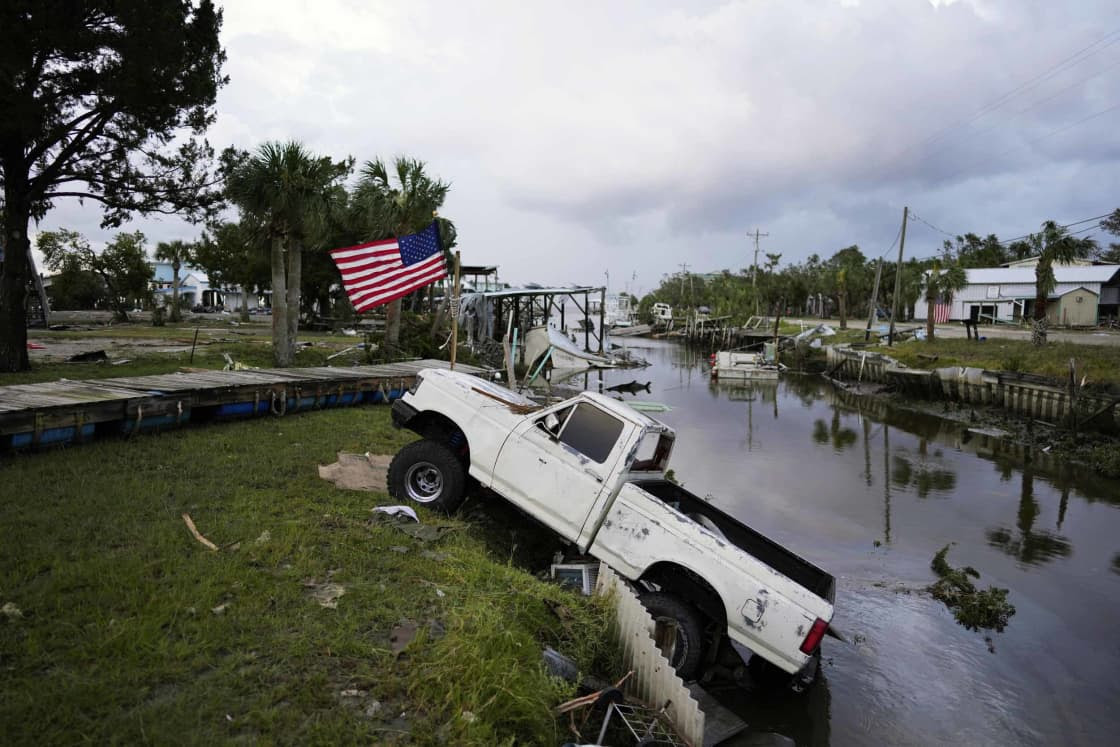 Hurricane Idalia caused flooding, damage and power outages in Florida and now has moved over the Carolinas 230831-idalia-mb-0904-895ca8