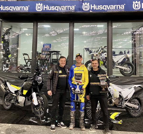 Ramyller com os diretores da Husqvarna Brasil, Raul e Maurício Fernandes (Divulgação)