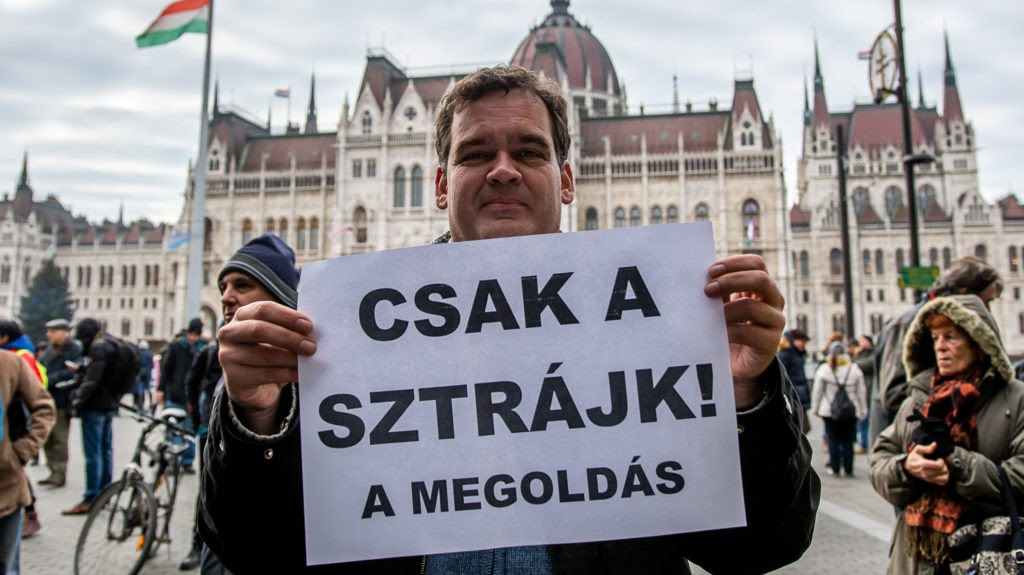 Hétfőig adtak határidőt Orbánnak a közszolgák