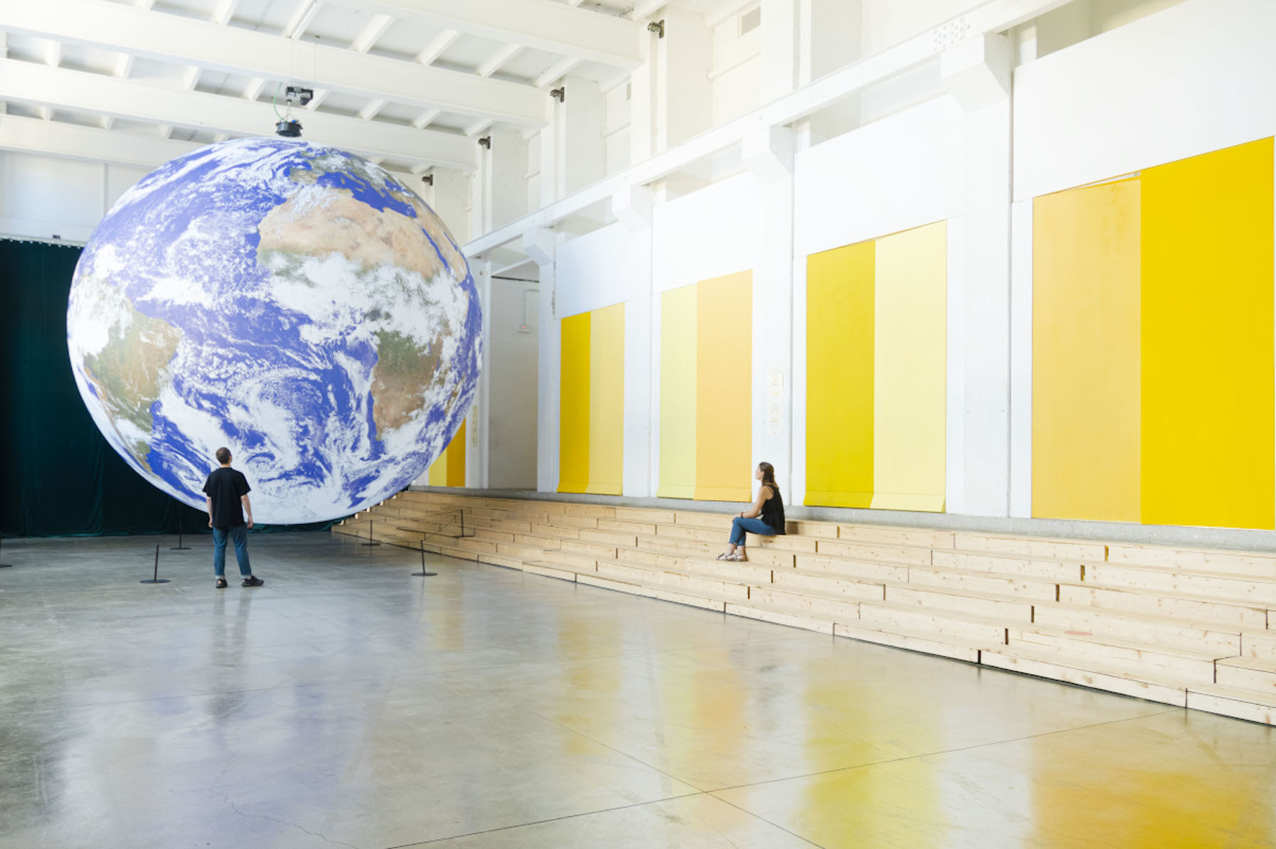 Installazione ''Gaia'' di Luke Jerram, BASE Milano Installazione ''Gaia'' di Luke Jerram, BASE Milano