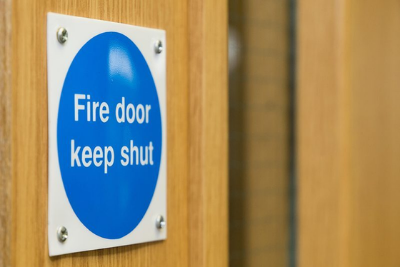 Door closers as a crucial mechanism in fire door safety 