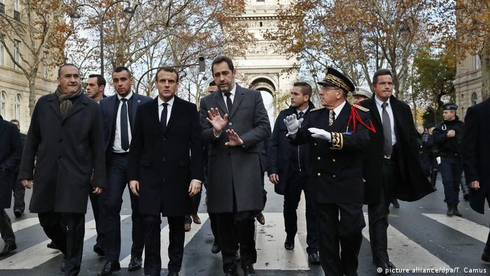 Macron visita áreas centrais de Paris após a onda de protestos do fim de semana