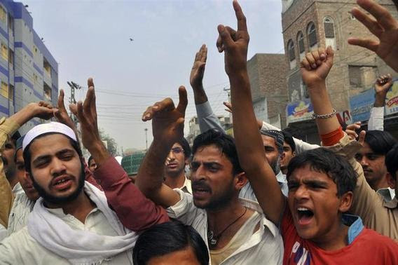 Protesters chant slogan as they react to a rumour that a member of the Hindu community had desecrated the Koran, in Larkana, southern Pakistan's Sindh province, March 16, 2014. REUTERS-Faheem Soormro