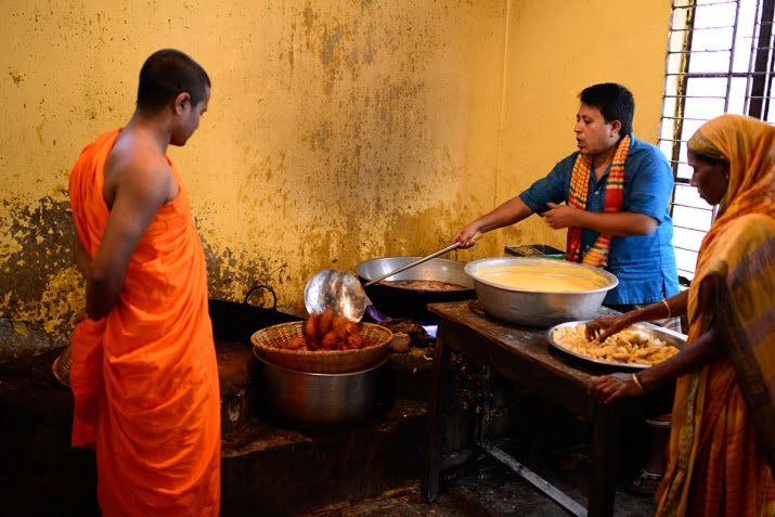 Mohammad Milon, center, prepares iftar at the temple. Photo by Mahmud Hossain Opu. From aljazeera.com