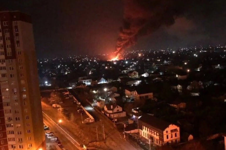 Thủ đô Kiev chìm trong khói lửa chiến sự - Hình 1