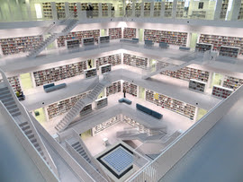 Fotol sisevaade läbi viie korruse moodsast raamatukogust. 
