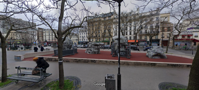 Le mur d’escalade installé sur la place Jean Ferrat (Paris, 11e), à la place des bancs où des Chibanis avaient l’habitude de se retrouver. © Capture Google Street View