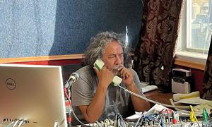 Sergio Ocampo Arista en su estudio de radio.