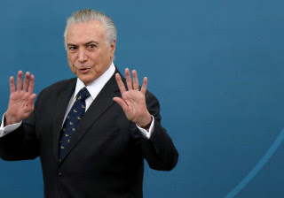 Governo gasta R$ 480 mil em comida
e flores para gabinete de Temer