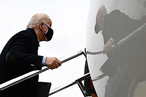 "Tổng thống đắc cử Hoa Kỳ Joe Biden rời Sân bay Newcastle ở Wilmington, Delaware, vào ngày 4 tháng 1 năm 2021 (Ảnh: Getty)