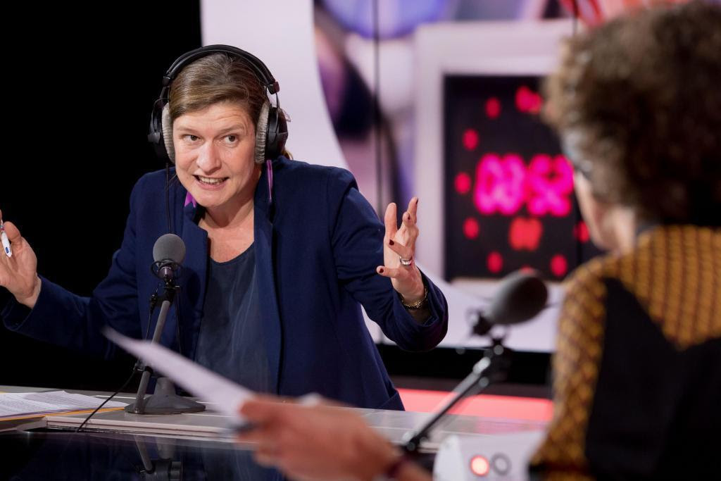 Cécile Mégie, directrice de RFI, en studio pour l'émission «7 milliards de voisins».