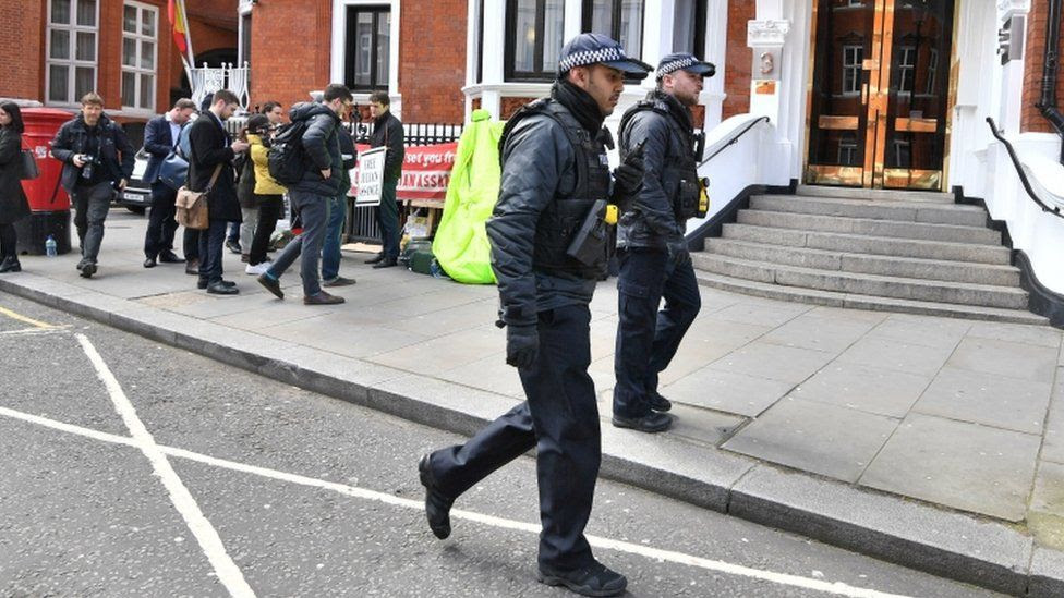 Police officers outside the Ecuadorean Embassy