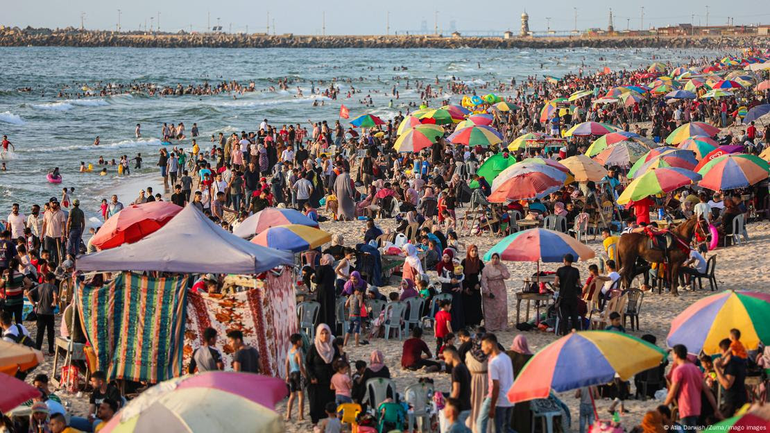 Praia lotada da cidade de Gaza