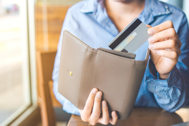 Lo mejor para evitar problemas es llevar simplemente lo imprescindible en la billetera. Foto: Getty Images. 
