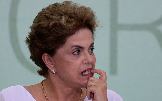 A presidente Dilma Rousseff em encontro no Palácio do Planalto, dia 1º de abril (Foto: AP Photo/Eraldo Peres) A presidente Dilma Rousseff em encontro no Palácio do Planalto, dia 1º de abril (Foto: AP Photo/Eraldo Peres)