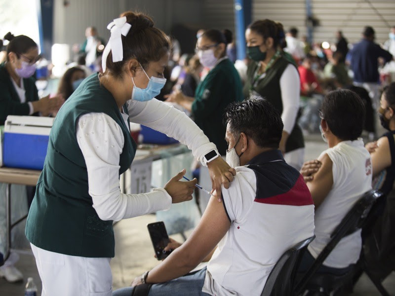 At Palacio de los Deportes attendees were given the first dose of the biological Oxford AstraZeneca, Mexico City.