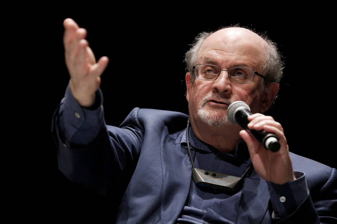 Salman Rushdie ligt na steekpartij aan beademing en verliest mogelijk een oog: ‘Het nieuws is niet goed’