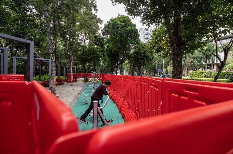El mes pasado, una mujer se coló en una zona de ejercicios de un parque acordonado con barreras de plástico rojo, cerca de la localidad de Xiasha, en Shenzhen, China.