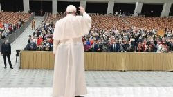 Papa Francesco saluta i fedeli all'Udienza generale del 21 ottobre