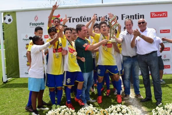 Colégio Incentivo, de Biguaçu, comemora
título de campeão do Moleque Bom de Bola