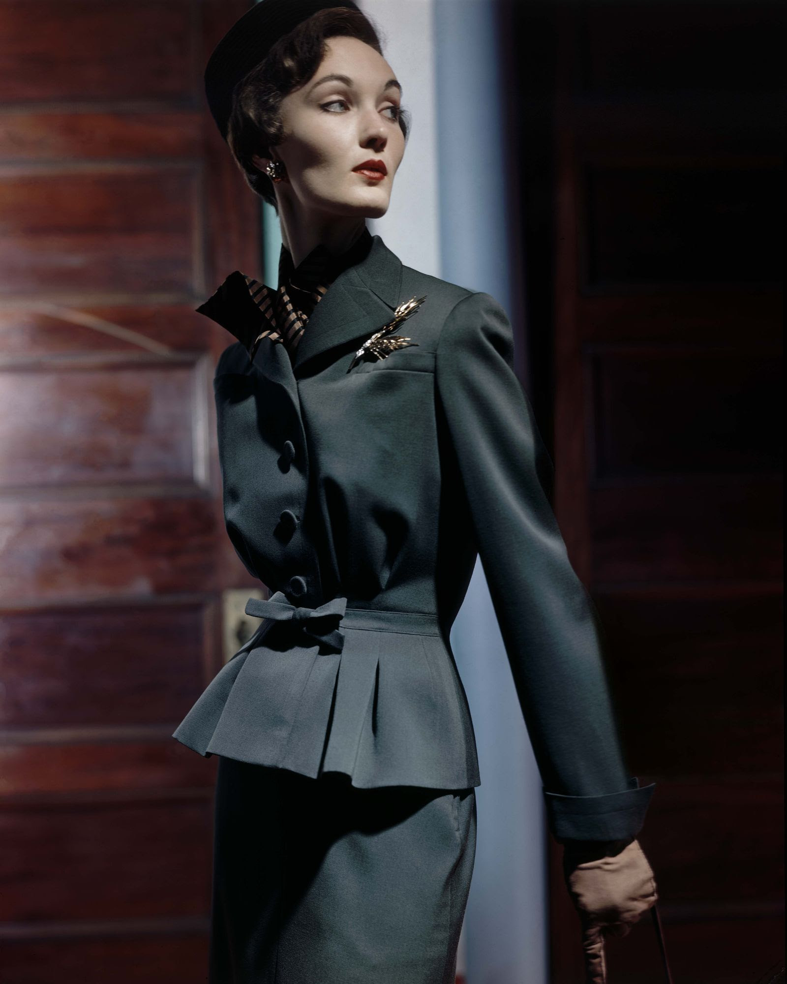 Evelyn Tripp con un traje con peplum y falda estrecha de Swandsdown .