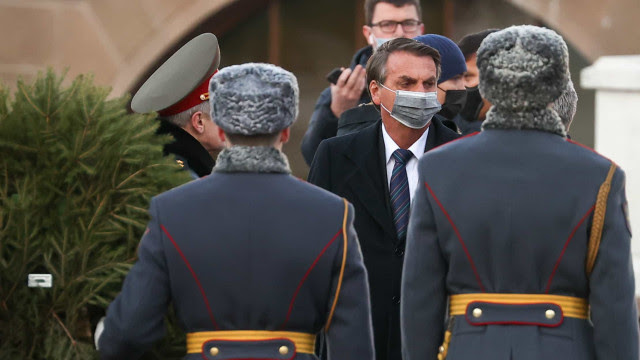 Bolsonaro explica por que Carlos está na comitiva a Moscou: 'Dorme no meu quarto'