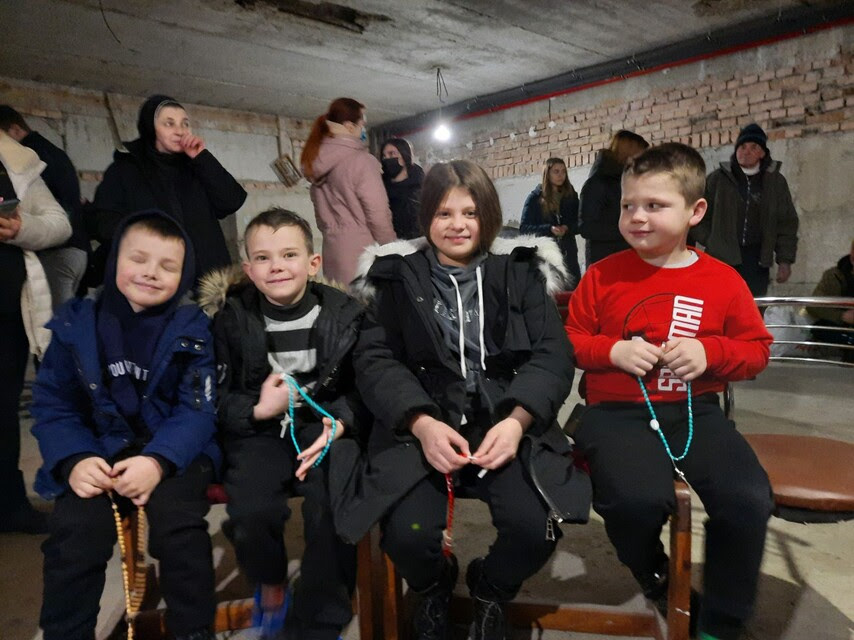 Photo : ces enfants ukrainiens prient le chapelet dans un abri d'Ivano-Frankivsk