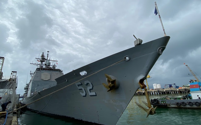 ẢNH: Cận cảnh tàu tuần dương khổng lồ của Hải quân Mỹ vừa cập cảng Đà Nẵng
