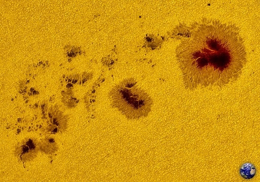 Die Quelle der
Sonneneruption: Die Sonnenfleckengruppe 1944, einer der größten Sonnenflecken der letzten zehn Jahre. Die Gruppe ist mehr als 200.000 km
breit und enthält Dutzende von dunklen Sonnenflecken. Vielen Dank an Karzaman Ahmad aus Malaysia für dieses beeindruckende Bild.