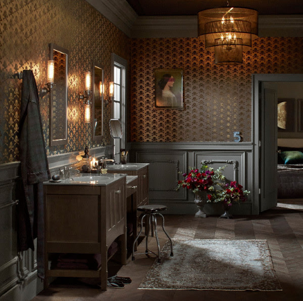 Classic dark color scheme in bathroom for Noir decor. 