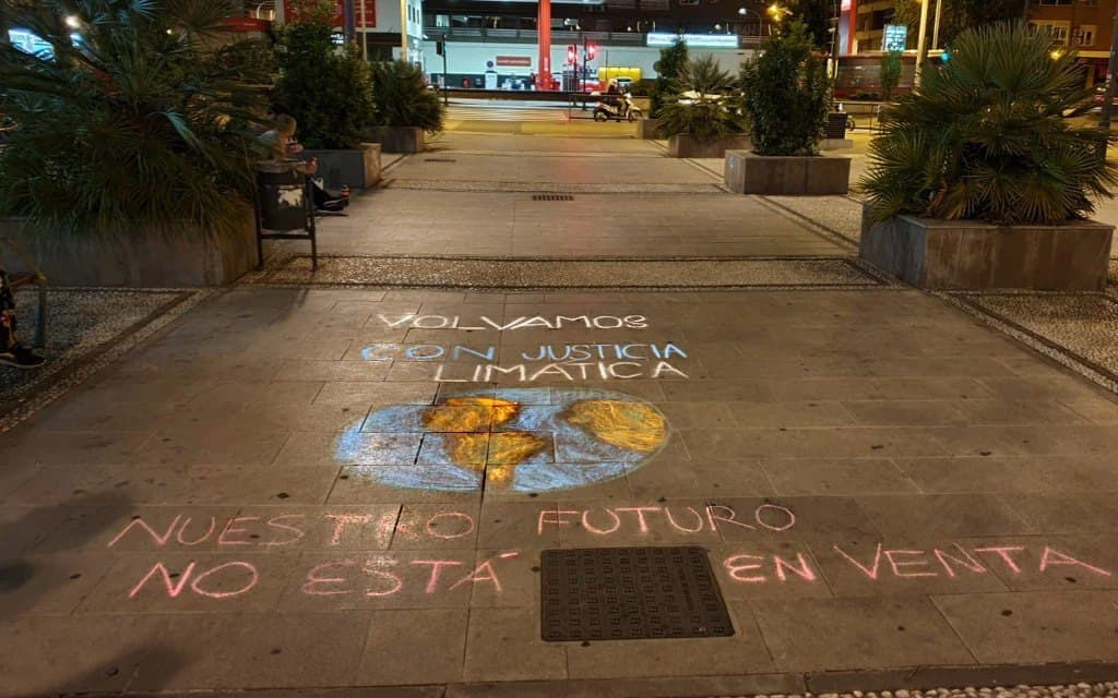 Tres sentencias anulan las multas impuestas por el Ayuntamiento de Granada a tres activistas contra el cambio climático por pintar con tiza