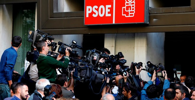 Periodistas y cámaras de televisión se concentran en la entrada de la sede del PSOE, en la madrileña calle de Ferraz. REUTERS/Sergio Perez