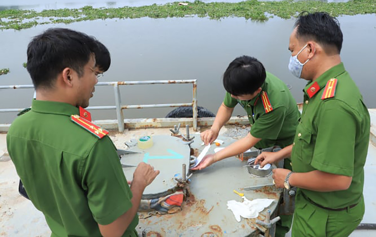 Cảnh sát phong tỏa ụ nổi giữa sông Hậu đầu năm 2021. Ảnh: Thái Hà