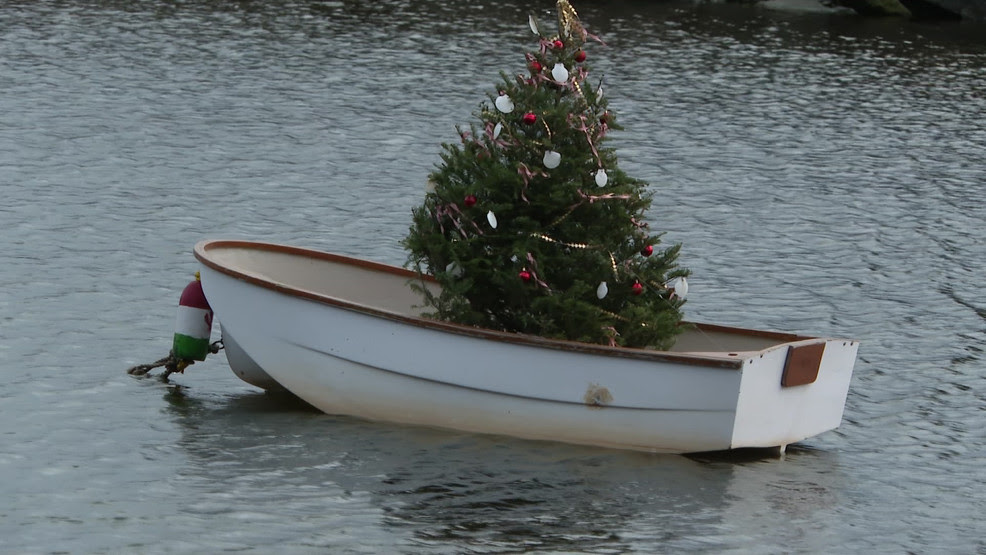  'Little Lady Christmas' dinghy spreads joy in Tiverton