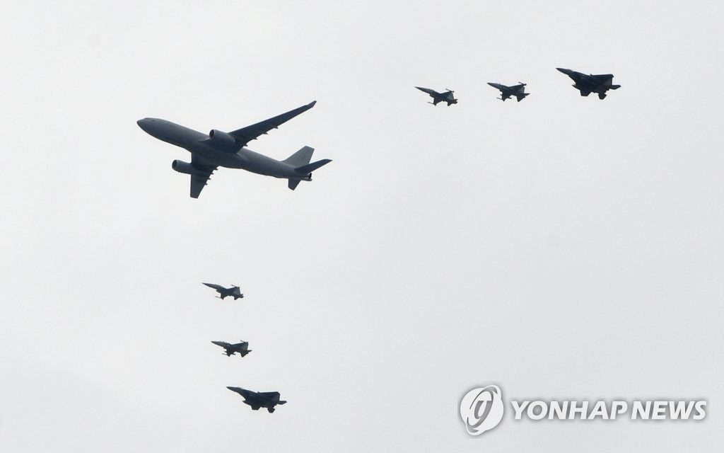 '전투기 엄호 비행 받으며 고국으로'