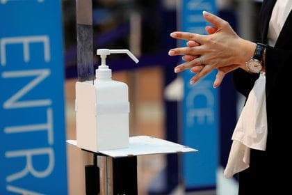 Actualmente, la TSA permite un recipiente de desinfectante de manos líquido, de hasta 12 onzas por pasajero, en equipaje de mano hasta nuevo aviso (REUTERS)